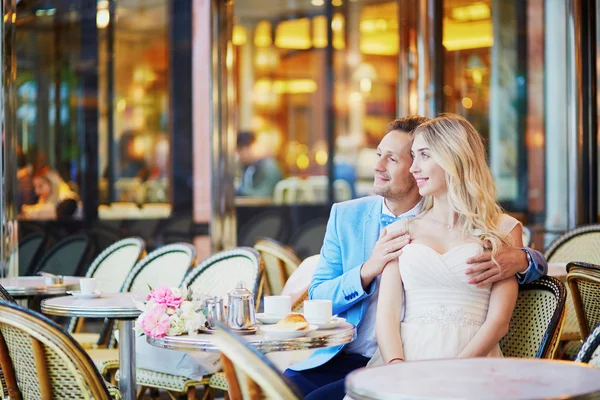 Pareja recién casada en la cafetería tradicional parisina — Foto de Stock