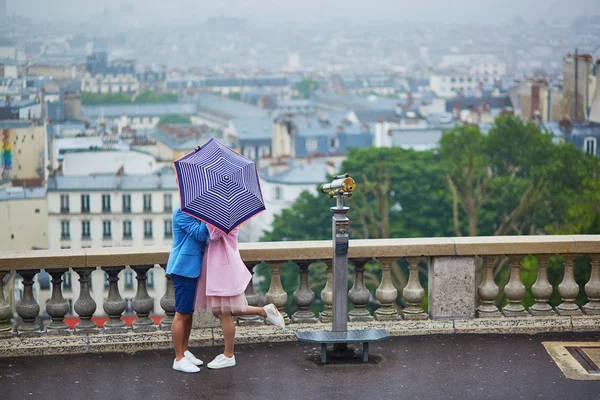 Ζευγάρι στον Montmartre στο Παρίσι, Γαλλία — Φωτογραφία Αρχείου