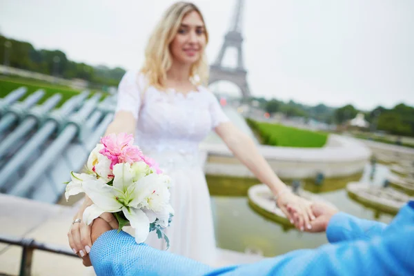 巴黎的艾菲尔铁塔附近的只是已婚的夫妇 — 图库照片