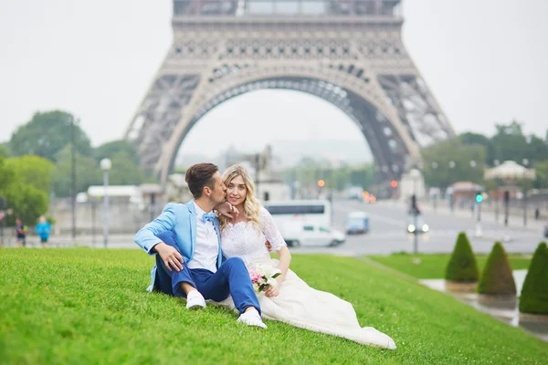 Jen manželský pár v blízkosti Eiffelovy věže v Paříži — Stock fotografie