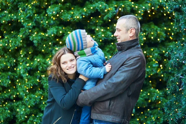 Счастливая семья из трех человек на Рождество — стоковое фото