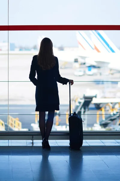 Jovem viajante do sexo feminino no aeroporto internacional — Fotografia de Stock