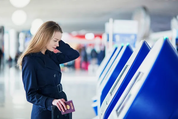 Młoda kobieta podróżnik w międzynarodowy port lotniczy — Zdjęcie stockowe