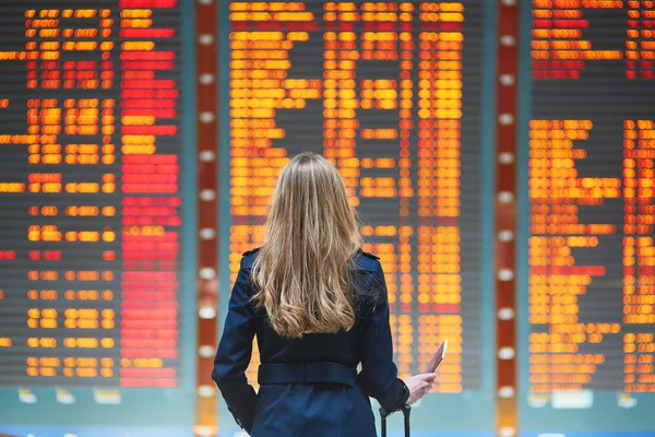 Jonge vrouwelijke reiziger in internationale luchthaven — Stockfoto