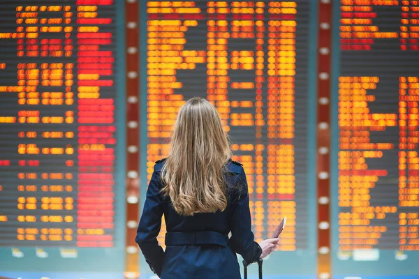 Jóvenes viajeras en aeropuerto internacional —  Fotos de Stock