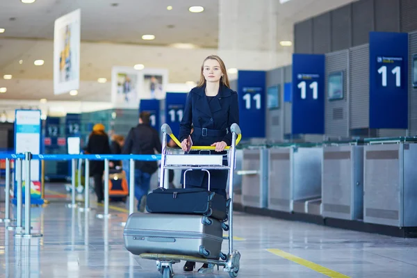 Jovem viajante do sexo feminino no aeroporto internacional — Fotografia de Stock