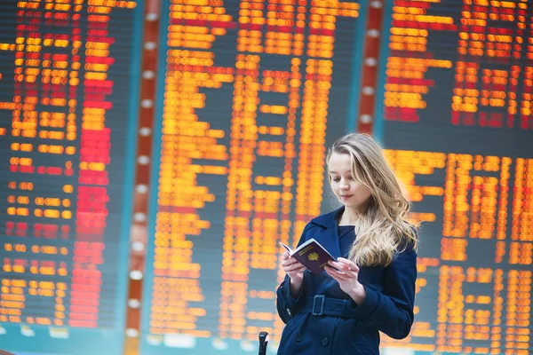 Giovane viaggiatore femminile in aeroporto internazionale — Foto Stock