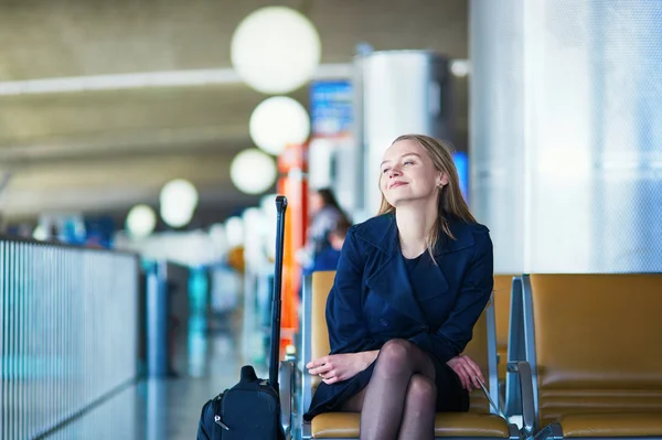 Νεαρή γυναικεία ταξιδιώτη στο Διεθνές Αεροδρόμιο — Φωτογραφία Αρχείου