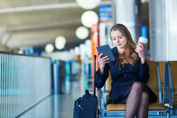 Jóvenes viajeras en aeropuerto internacional — Foto de Stock