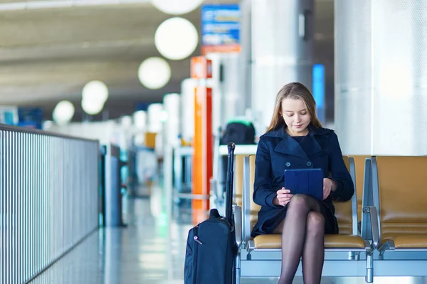 Young female traveler in international airport — Stock Photo, Image