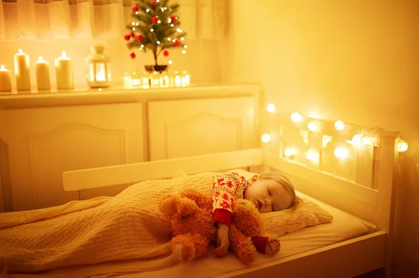Adorable Toddler Girl Sleeping Her Teddy Bear Christmas Tree Child — Stock Photo, Image