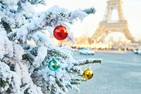 Christmas Tree Covered Snow Decorated Red Green Yellow Balls Eiffel — Stock Photo, Image