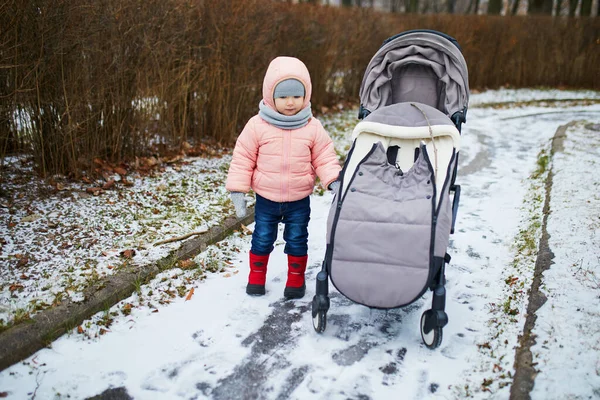 Underbar Liten Flicka Barnvagn Vinterdag Ungen Njuter Den Allra Första — Stockfoto