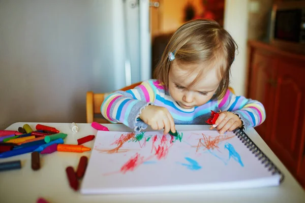 Underbar Liten Flicka Målning Med Färgpennor Hemma Dagis Eller Förskola — Stockfoto