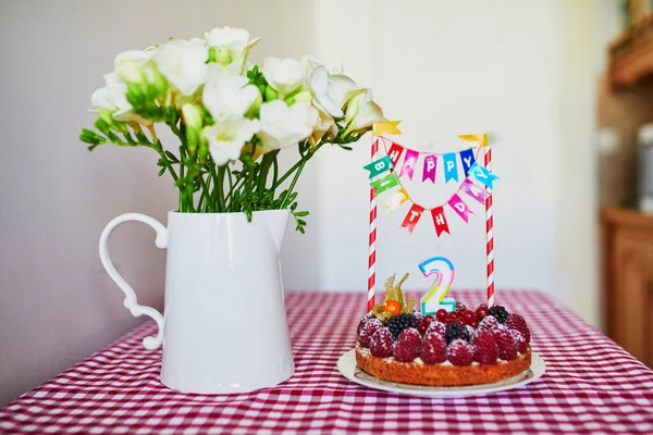 Deliziosa Torta Frutta Con Lamponi Candela Forma Numero Due Mazzo — Foto Stock