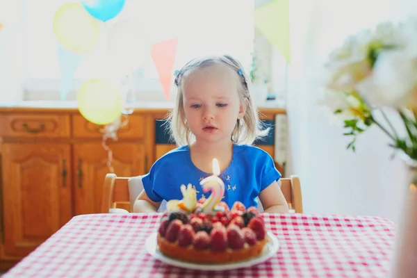 Glad Liten Flicka Blå Klänning Firar Sin Andra Födelsedag Liten — Stockfoto