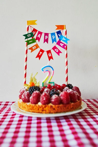 美味的水果蛋糕 用覆盆子和蜡烛做成二号 托德勒的第二个生日概念 — 图库照片