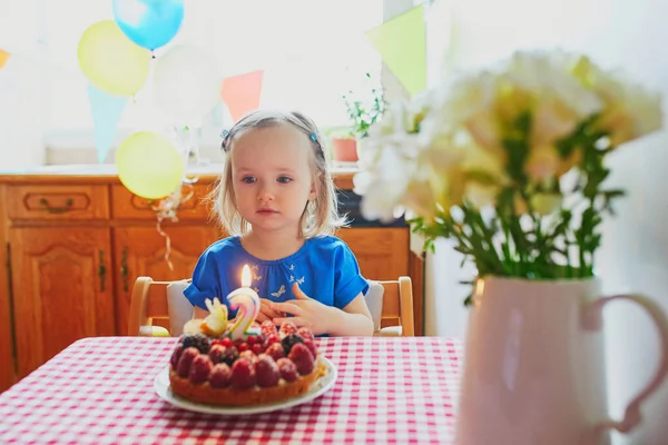 Glad Liten Flicka Blå Klänning Firar Sin Andra Födelsedag Liten — Stockfoto