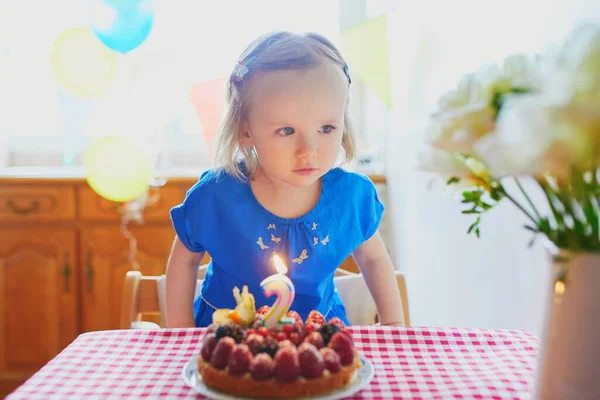 Ευτυχισμένο Κοριτσάκι Μπλε Φόρεμα Γιορτάζει Δεύτερα Γενέθλιά Της Μικρό Παιδί — Φωτογραφία Αρχείου