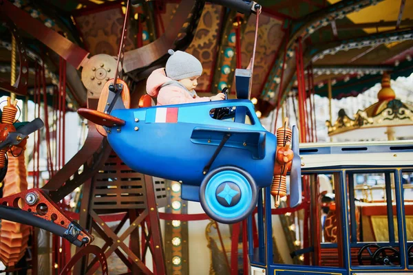 아이들은 프랑스 파리에서 빈티지 프랑스 회전목마에서 재미를 있습니다 놀이터에서의 스러운 — 스톡 사진