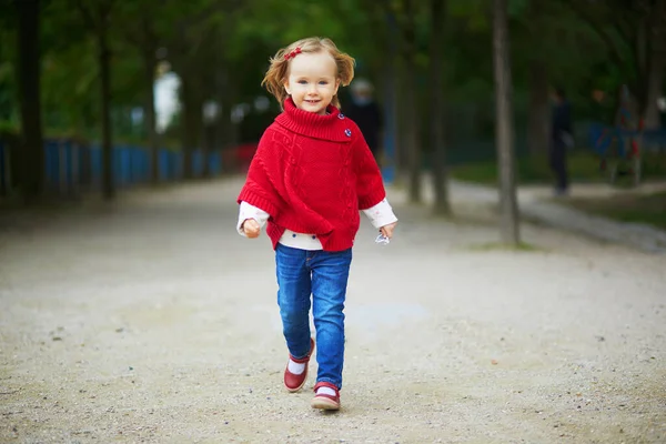 Adorable Petite Fille Poncho Rouge Marchant Dans Parc Automne Joyeux — Photo