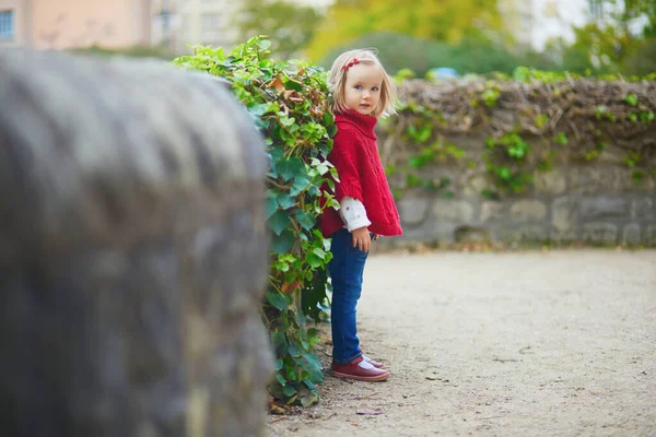 Urocza Dziewczynka Czerwonym Ponczo Spacerująca Jesiennym Parku Szczęśliwy Dzieciak Cieszący — Zdjęcie stockowe