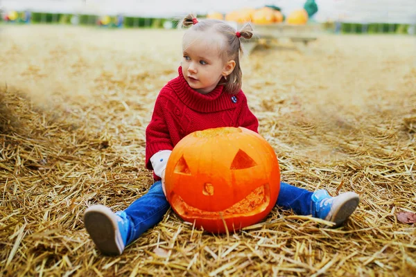 Menina Adorável Criança Poncho Vermelho Sentado Chão Brincando Com Abóbora — Fotografia de Stock