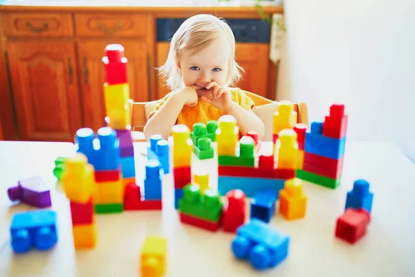 Niña Adorable Jugando Con Bloques Construcción Plástico Colores Casa Kindergaten — Foto de Stock