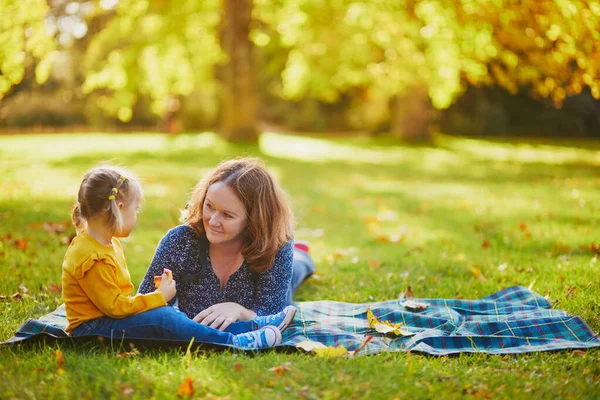 Vrouw Schattig Peuter Meisje Zitten Grond Picknicken Herfst Park Moeder — Stockfoto