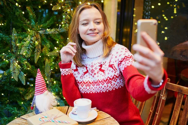 Jovencita Alegre Suéter Vacaciones Hablando Con Alguien Chat Vídeo Navidad —  Fotos de Stock