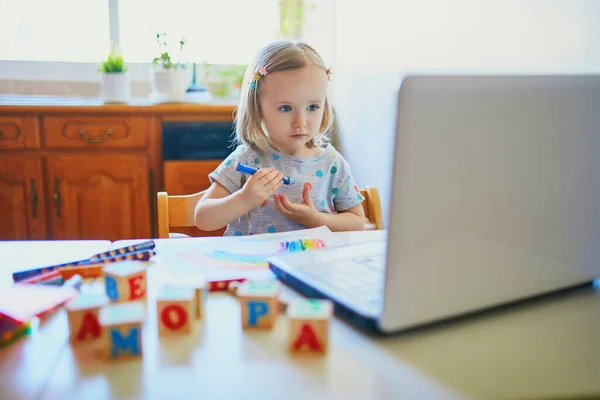 Dziewczynka Rysująca Tęczę Przed Laptopem Dzieciak Korzystający Komputera Komunikacji Znajomymi — Zdjęcie stockowe