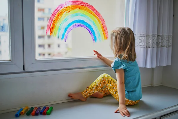 Förtjusande Liten Flicka Som Ritar Regnbåge Fönsterglas Som Tecken Hopp — Stockfoto