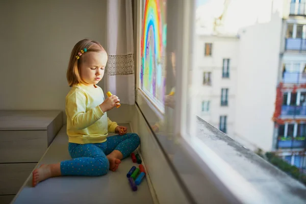 Förtjusande Liten Flicka Som Ritar Regnbåge Fönsterglas Som Tecken Hopp — Stockfoto