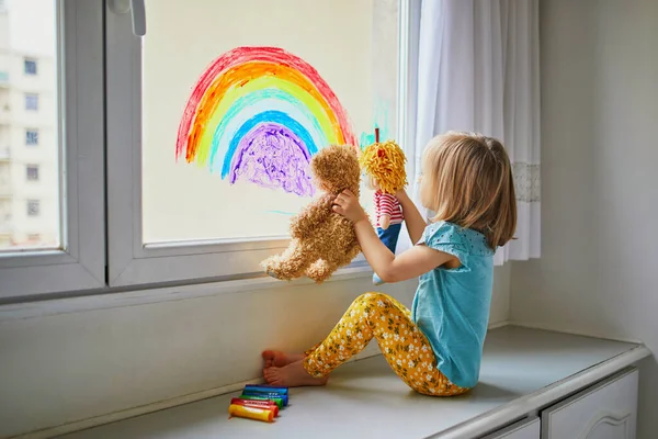 Peuter Meisje Tekenen Regenboog Glas Als Teken Van Hoop Tonen — Stockfoto