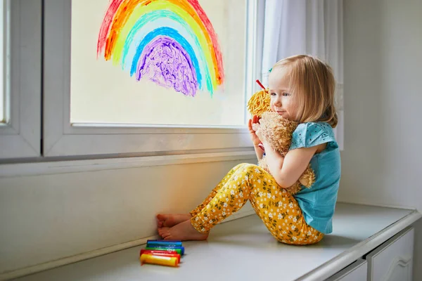 Förtjusande Liten Flicka Som Ritar Regnbåge Fönsterglas Som Tecken Hopp — Stockfoto