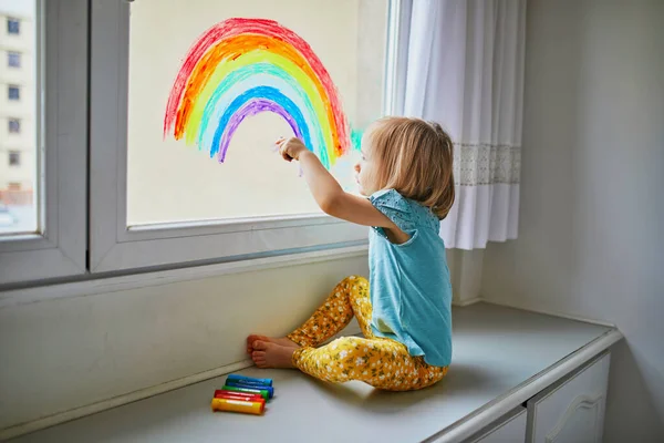 Menina Adorável Criança Desenho Arco Íris Vidro Janela Como Sinal — Fotografia de Stock