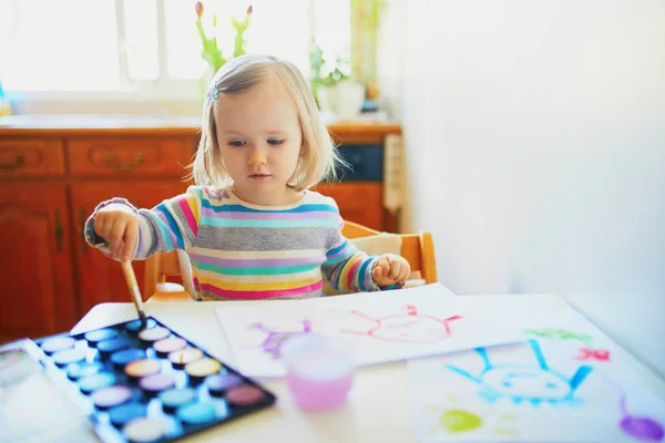 Söt Liten Flicka Teckning Med Färgglada Aquarelle Färger Hemma Förskolan — Stockfoto