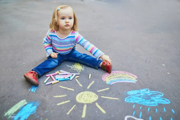 アスファルト上のカラフルなチョークで愛らしい幼児の女の子の図面 小さな子供のための屋外活動と創造的なゲーム — ストック写真