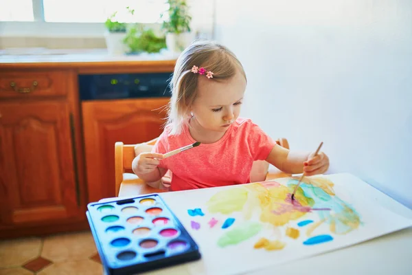 Söt Liten Flicka Teckning Med Färgglada Aquarelle Färger Hemma Förskolan — Stockfoto