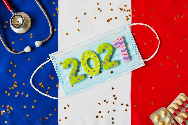 フランスの国旗に2021桁の電話内視鏡と顔マスク フランスでのコロナウイルスCovid 19の発生中の季節休暇 社会的距離の概念 — ストック写真