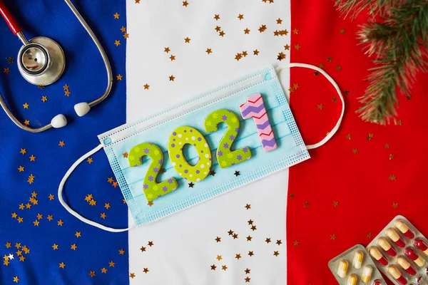 法国国旗上有2021位数字的听诊器和面罩 在法国Covid 19爆发期间的季节性假期 封锁和社会疏离概念 — 图库照片