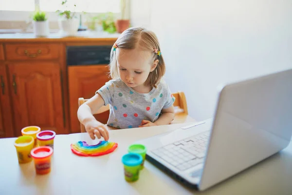 Тоддлер Играющая Модельную Глину Перед Ноутбуком Ребенок Использующий Компьютер Общения — стоковое фото