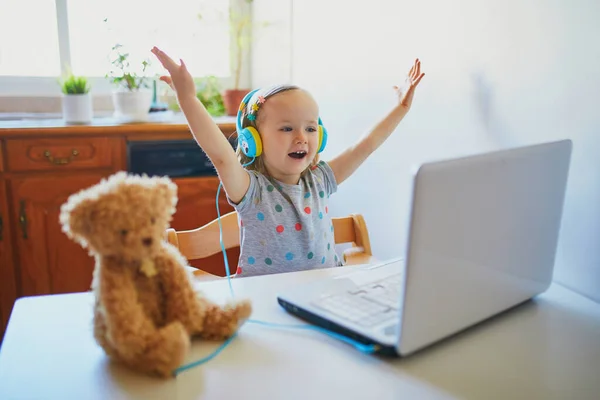 Menina Criança Vestindo Eraphones Com Laptop Criança Usando Computador Para — Fotografia de Stock