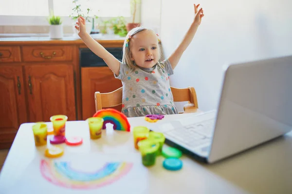 Тоддлер Играющая Модельную Глину Перед Ноутбуком Ребенок Использующий Компьютер Общения — стоковое фото