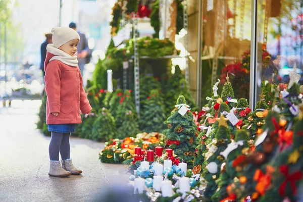 パリの街のクリスマスツリー市場で幸せな陽気な幼児の女の子 フランス 木を選択 — ストック写真