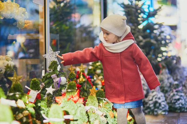 パリの街のクリスマスツリー市場で幸せな陽気な幼児の女の子 フランス 木を選択 — ストック写真