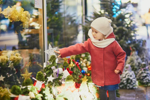 Felice Ragazza Allegra Bambino Sul Mercato Degli Alberi Natale Una — Foto Stock