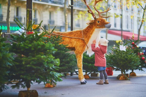 Feliz Niña Alegre Mirando Estatua Ciervo Mercado Árboles Navidad Una — Foto de Stock