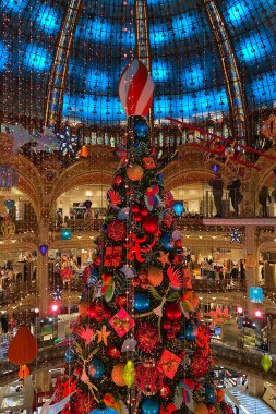 PARIS, FRANCE - 7 Aralık 2020: Haussmann Bulvarı 'ndaki ünlü Galeries Lafayette mağazasında Noel ağacı