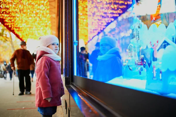 Niña Mirando Cristal Ventana Grandes Almacenes Decorados Para Navidad Niño — Foto de Stock